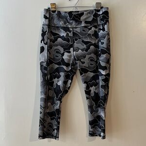 Avia Gray Black Camouflage Capri Leggings With Pockets Women’s Size XL